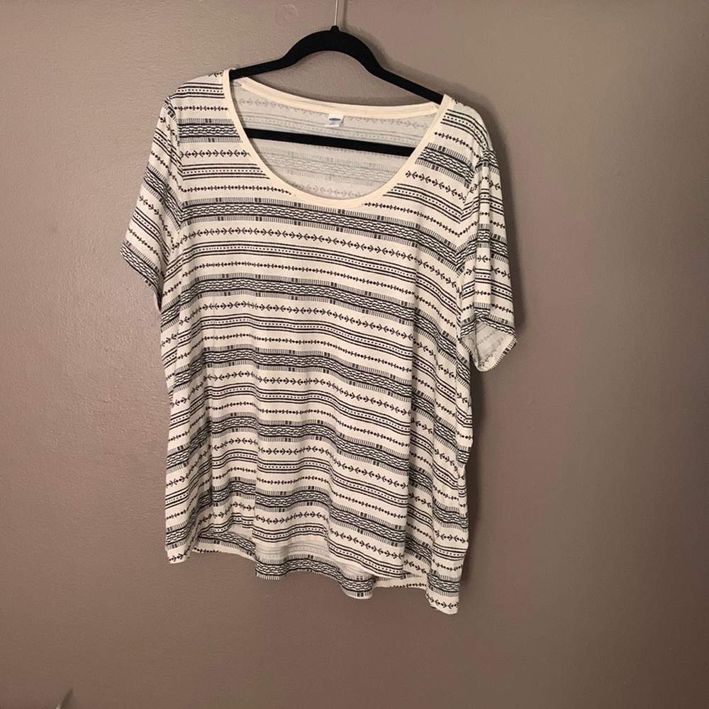 Old navy black and white t-shirt xxl
